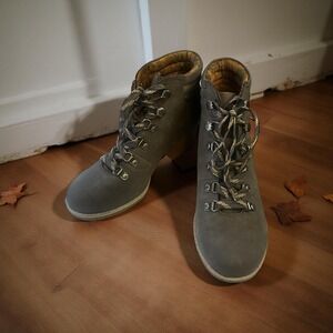 B.O.C Women's Light Grey Alder Lace-Up Block-Heel Hiking Boots .
Size 6